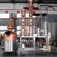 Équipement de distillation clé en main pour 1000 litres de vodka avec cuve de fermentation, générateur de vapeur et système de contrôle PLC