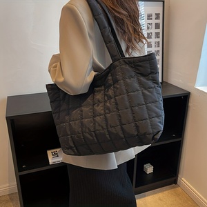 Sac fourre-tout matelassé en nylon et coton, personnalisé, surdimensionné, uni, élégant, spacieux, avec broderie en treillis, pour l'automne - Product Image 1