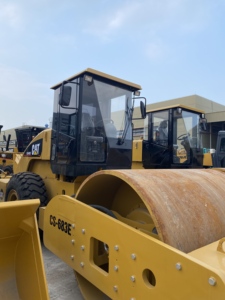 รถบดอัดสั่นสะเทือน CAT CS‑683E มือสองสภาพดี ใช้งานได้ รถบดอัดล้อตีนตะขาบ Caterpillar สำหรับการบดอัดพื้นดินและเตรียมพื้นที่ก่อสร้าง - Product Image 1