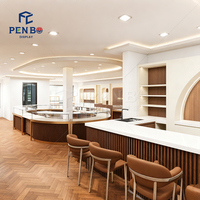 Meubles de présentation sur mesure pour bijouterie, vitrine incurvée en bois cannelé, aménagement complet de l'intérieur de la boutique