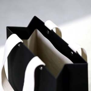 Bolsa de Compras de Cartón Negro con Diseño Personalizable, Remaches, Asas de Hilo de Algodón y Reciclable para Uso en Comercios Minoristas - Product Image 4