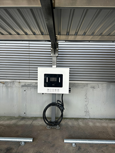 Nouvelle borne de recharge rapide AC commerciale 30 kW CCS2 Type 2 EU avec écran LCD 7 pouces, câble de 5 m, montage mural/sol, étanche IP54, certifiée CE - Product Image 3