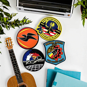 Fabricante de parches de PVC ecológicos personalizados impermeable autoadhesivo gancho bucle brillante 3D Israel GID parches de PVC personalizados suaves - Product Image 4