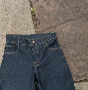 Pantalones Vaqueros Personalizados de 16 Onzas con Hebilla Trasera, Tela Roja Salvage, Corte Japonés, Estilo Vintage, Pierna Recta Ancha, Denim Crudo con Borde Verde, Estilo Baggy - Product Image 3