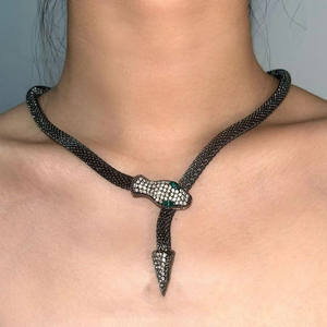 Collares de Joyería Punk Personalizados con Cadena de Clavícula de Serpiente Negra Exagerada y Cabeza de Serpiente Magnética - Product Image 2