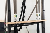 Machine de Pilates Reformer professionnelle personnalisée en alliage d'aluminium avec tour V2 MAX Pilates Reformer