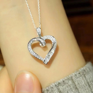 Collana con Ciondolo a Cuore Cavo per Donne, Gioiello Minimalista con Charm d'Amore, Accessorio di Moda per Uso Quotidiano, Idea Regalo - Product Image 3