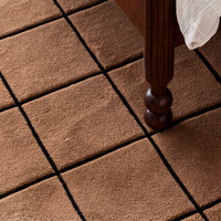 Cadre de lit souple en bois massif traditionnel avec tête de lit rembourrée en tissu rayé, lit plateforme confortable et durable pour un style rétro