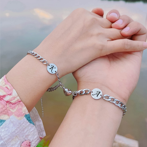 Bracelets de couple Hip Hop vintage en acier inoxydable étanche avec breloques lettres et aimants cœur, vente en gros - Product Image 4