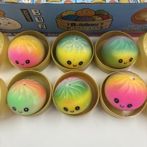ขนมปังนึ่งสายรุ้งขนาด 55 ซม. สินค้าขายดีข้ามพรมแดน ของเล่นบีบคลายเครียดทำจากซิลิโคน TPR เนื้อนิ่มเหมือนจริง บรรจุภัณฑ์แยกชิ้น - Product Image 2