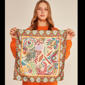 Pañuelo de cuello de poliéster satinado con estampado floral étnico bohemio y hojas tropicales, pequeño, cuadrado, con dobladillo a máquina. - Product Image 1