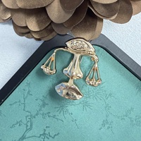 Broche visage, épinglette en métal visage humain d'art surréaliste, badge moderne abstrait œil nez lèvres pour manteau robe écharpe Noël