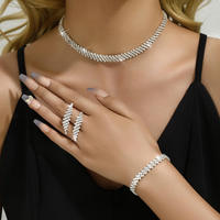 Conjunto de Joyería de Lujo Ligero y Romántico de Tres Piezas: Collar, Pendientes y Pulsera de Aleación con Cadenas Finas para Regalo de Boda