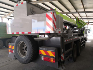 Gru su Camion Diesel ZTC200V da 20 Tonnellate con Altezza di Sollevamento di 40,4m e Raggio di Sterzata Ridotto per Uso Edile - Disponibile - Product Image 4
