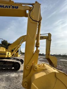 Pompe hydraulique Komatsu - Cylindre - Performances stables, faible consommation de carburant, poids opérationnel de 14,9 tonnes, capacité de la benne de 0,51 m³ - Product Image 5