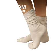 Chaussettes de compression en coton biologique et fibre de bambou tricotées avec logo personnalisé pour la saison printanière, unisexe, longueur mi-mollet avec design sur le corps et le bordure.