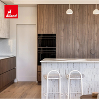 Meuble de cuisine Alland moderne et peu encombrant en placage de noyer américain avec îlot à comptoir en résine cannelé