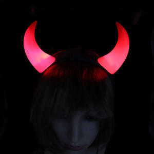 Diadema Decorativa con Forma de Cuerno de Vaca, Color Rojo Brillante, Ideal para Fiestas y Eventos Festivos - Product Image 5