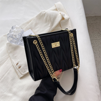 Sac fourre-tout d'été matelassé en cuir PU pour femme avec fermeture éclair et chaîne, grande capacité, personnalisable avec logo, vente en gros
