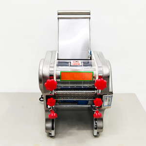Rouleau <span class=keywords><strong>à</strong></span> <span class=keywords><strong>pâte</strong></span> <span class=keywords><strong>électrique</strong></span> automatique FKM160 avec coupeur 160 mm, machine <span class=keywords><strong>à</strong></span> pâtes professionnelle pour nouilles fraîches et enveloppes de raviolis - Product Image 1