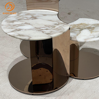 Table d'appoint moderne de luxe à 3 niveaux avec dessus circulaire en marbre blanc et base métallique intégrée haute brillance, table d'appoint sculpturale