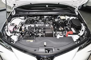 2025 Nuevo en Y Ota C-oRolla Elite Techo corredizo abierto HEV Asiento de cuero 1.8L 2017 Coche de gasolina híbrido para <span class=keywords><strong>Irq</strong></span> Taxi Stock en Dubai - Product Image 5