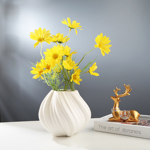 Vase en céramique courbé créatif Qianrui, ornement non poli, style moderne simple nordique, formes 3D, vase décoratif pour la décoration du salon - Product Image 5