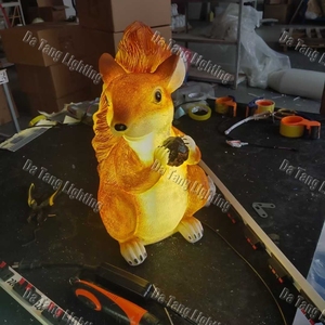 Sculpture géante d'écureuil en fibre de verre avec éclairage LED RGB pour Noël, Halloween, décoration de jardin, lampe de paysage, indice de protection IP65 - Product Image 2