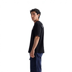 Camiseta Negra de Manga Corta para Hombre con Estampado de Letras en la Parte Delantera, Corte Regular, Diseño Casual de Cuello Redondo en Jersey de Algodón - Product Image 3