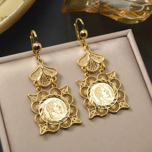 Boucles d'oreilles en gros pour femmes, plaquées or, de qualité supérieure, style filigrane antique, avec pièce de Napoléon en relief, élégantes, longues, pendantes, en métal brillant - Product Image 1