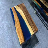 Table de salle à manger en bois de noyer naturel coloré à bord brut avec résine époxy pour cuisine et restaurant