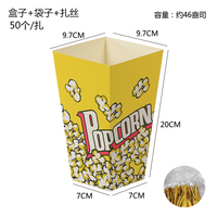 Les enfants aiment le pop-corn. Emballage. Contenants d'emballage alimentaire jetables. Noël.