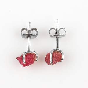 Pendientes de cristal de rubí natural en bruto para mujer, con engaste de garra rosa, para uso diario - Product Image 3