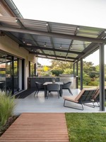 Pergola en aluminium brossé argenté avec pare-soleil extérieur à montage latéral pour rangée de fenêtres, option à lamelles rétractables