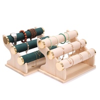 Présentoir populaire multicolore en daim et PVC avec base en bois, design étagé, 3 barres, pour bracelets, joncs et montres