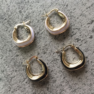 Style français en laiton plaqué or <span class=keywords><strong>noir</strong></span>/blanc émail petit chunky boucles d'oreilles créoles pour les femmes - Product Image 1