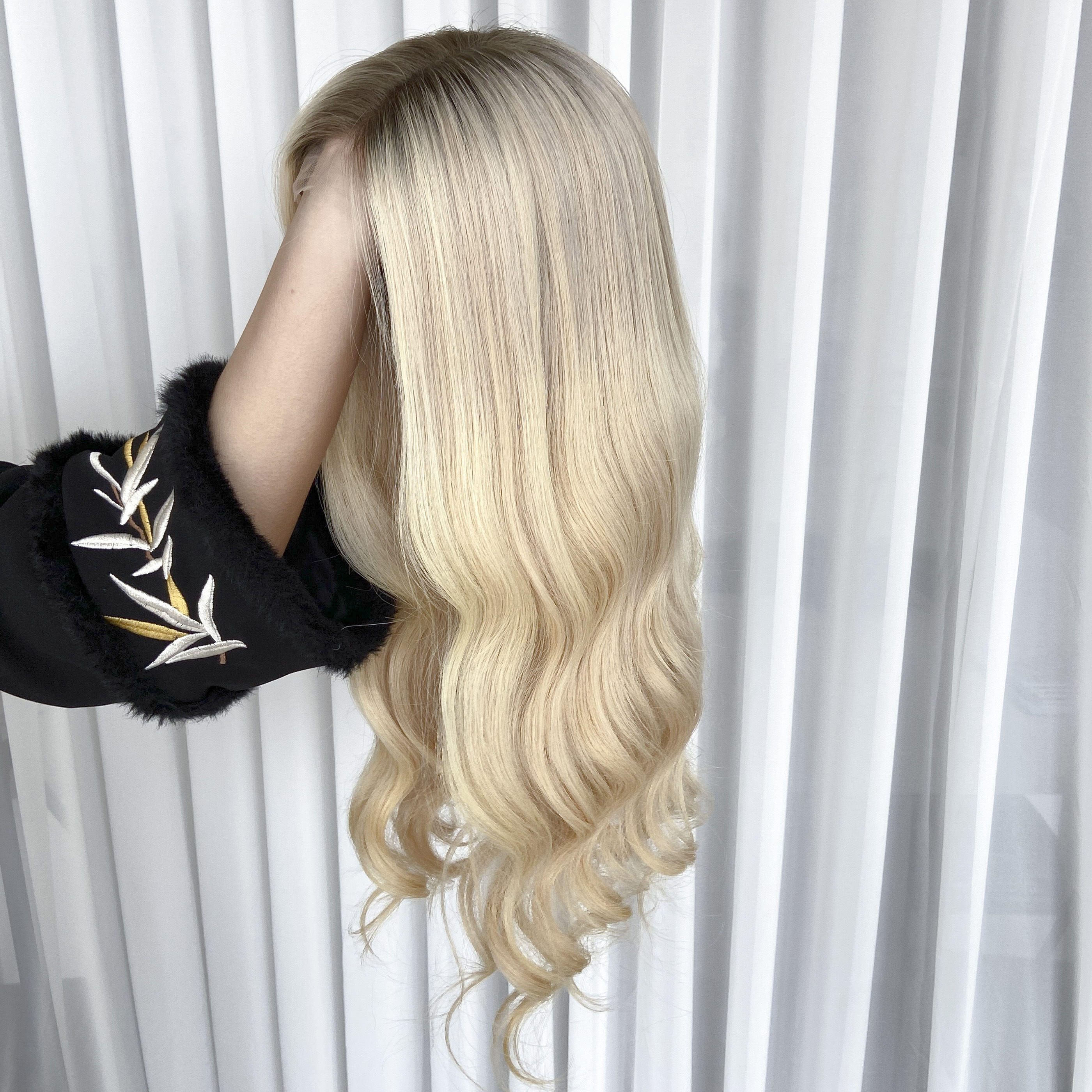 สีบลอนด์ครีม