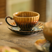 Tasse à café et soucoupe en céramique rétro, à pied haut, en forme de bourgeon, à rayures verticales, avec glaçure dégradée caramel, artisanale, style niche, pour le thé