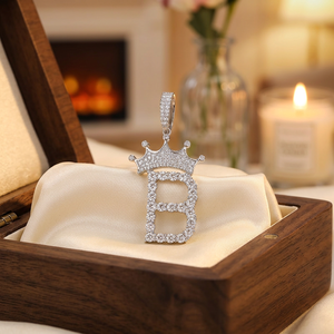 Pendentif Couronne en Argent avec Lettre et Moissanite Glacée, Bijou Hip-Hop de Luxe Bling-Bling Certifié GRA, Idéal pour Soirées et Événements, Tendance et Spectaculaire - Product Image 1
