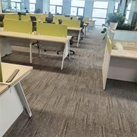 Dalles de moquette carrées modernes en polypropylène à boucles, rayées, lavables et résistantes aux taches, idéales pour les bureaux commerciaux et les salles à manger