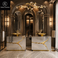 Meuble-lavabo de salle de bain moderne de luxe sur mesure à double vasque avec miroir, armoire en acier inoxydable et lavabo sur pied doré pour projets de villas et maisons