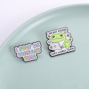 Broches en émail pour le lieu de travail, motif grenouille, je ne me sens pas très bien au travail aujourd'hui, je fais pipi pendant le temps de travail, badge cadeau pour les employés de bureau - Product Image 1