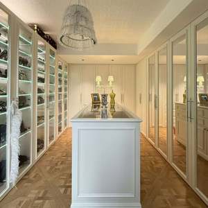 Armario de Madera Moderno Independiente con Gabinetes para Bolsos y Tacones Altos para Dormitorio, Apartamento, Sala de Estar y Uso en Hoteles - Product Image 1