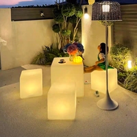 Ensemble table et chaises en cube LED sept couleurs en PE au design moderne pour hôtel et salon, expédié par la poste