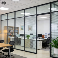Cloison de séparation moderne en verre double de 60 mm d'épaisseur avec stores internes, cadre en aluminium, isolation acoustique pour bureaux, hôpitaux et écoles