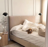 Chambre double, lit double moderne couleur crème, design pour petit appartement, nouveau design de lit par un designer