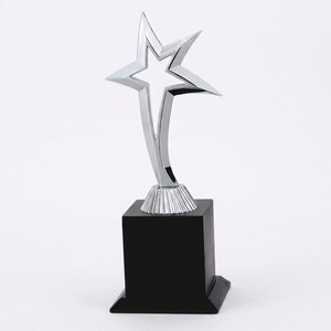Trophée étoile de luxe avec une qualité de fabrication supérieure. Trophée en métal élégant pour les récompenses de leadership, de performance et d'excellence des employés. - Product Image 1