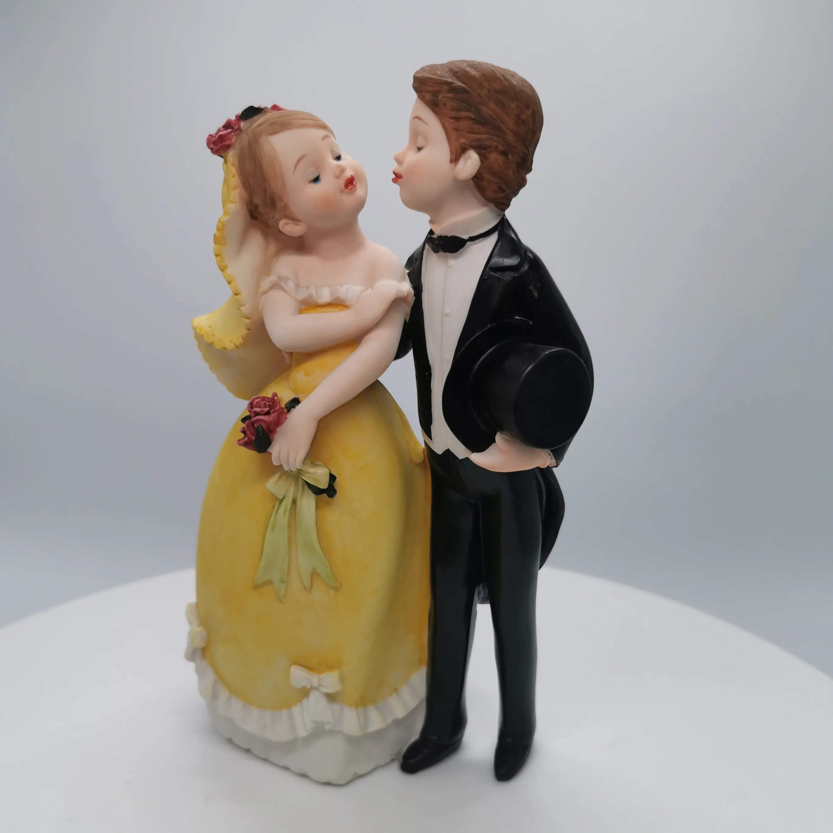 Entrega rápida creativa hermosa resina boda novia y el novio estatuilla estatua de regalo recuerdo figura muñeca