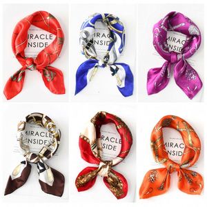 Écharpes carrées en polyester et soie de 50 cm avec logo personnalisé et motif floral, tendance, pour femmes, vente en gros YKH0084 - Product Image 3