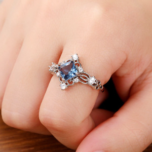 Anello Elegante con Design a Rombi Blu per Donne - Product Image 2